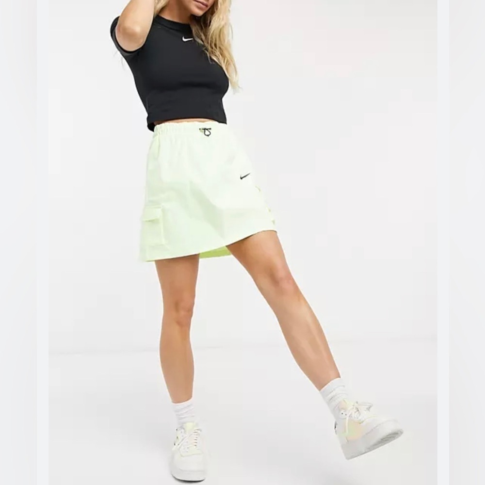 NWOT Nike Swoosh Woven Utility Skirt Size